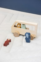 speelgoed auto met poppetjes