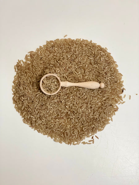 spelen met rijst goud bruin